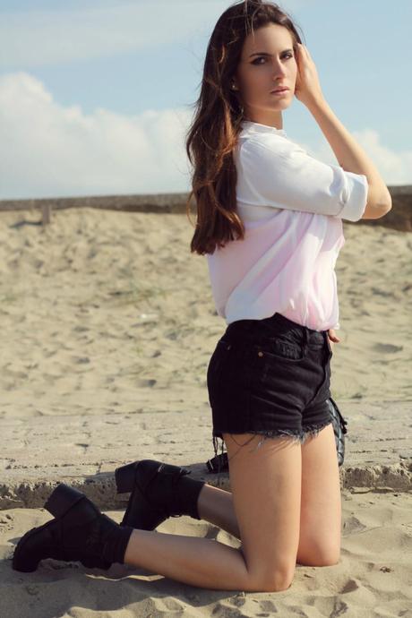 lovehandmade fashion blog_barbara valentina grimaldi_ettika bracelets_earcuff crown_zara white shirt_bershka high waist shorts_figgahugga_cut out boots pimkie_metalassè backpack