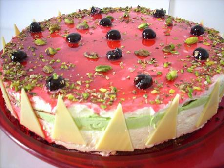 TORTA MOUSSE DI CIOCCOLATO BIANCO,PISTACCHIO E AMARENE