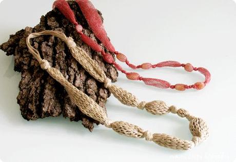 Una collana con tricotin e sassi