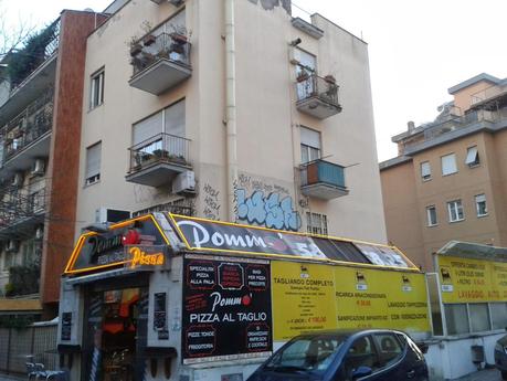 Tutte le foto dei graffiti di Monteverde che sono arrivati fino al
terzo piano. Continuiamo a lasciarli fare e li ritroveremo in salotto