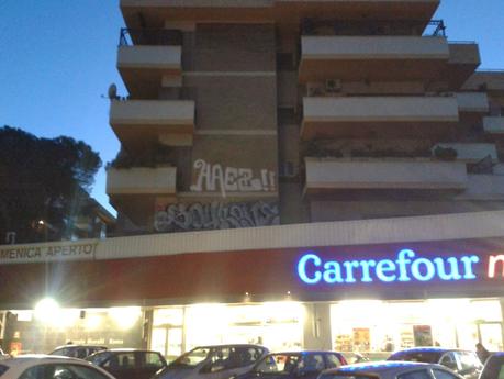 Tutte le foto dei graffiti di Monteverde che sono arrivati fino al
terzo piano. Continuiamo a lasciarli fare e li ritroveremo in salotto