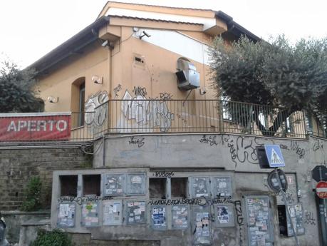 Tutte le foto dei graffiti di Monteverde che sono arrivati fino al
terzo piano. Continuiamo a lasciarli fare e li ritroveremo in salotto
