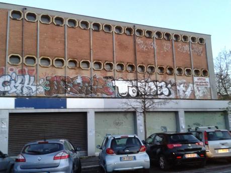 Tutte le foto dei graffiti di Monteverde che sono arrivati fino al
terzo piano. Continuiamo a lasciarli fare e li ritroveremo in salotto