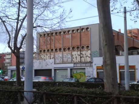 Tutte le foto dei graffiti di Monteverde che sono arrivati fino al
terzo piano. Continuiamo a lasciarli fare e li ritroveremo in salotto