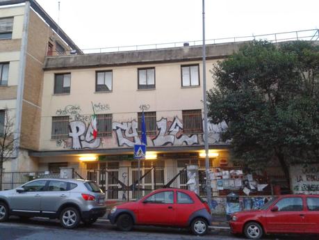 Tutte le foto dei graffiti di Monteverde che sono arrivati fino al
terzo piano. Continuiamo a lasciarli fare e li ritroveremo in salotto