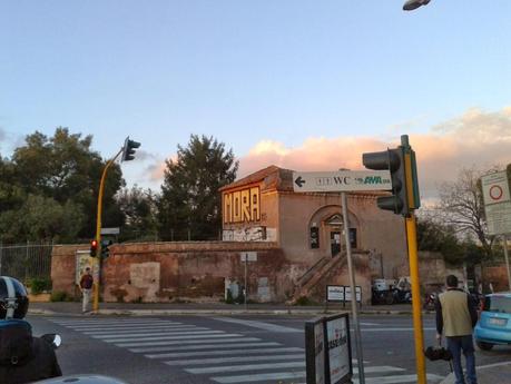 Tutte le foto dei graffiti di Monteverde che sono arrivati fino al
terzo piano. Continuiamo a lasciarli fare e li ritroveremo in salotto