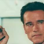 Arnold Schwarzenegger beffa il divieto e si fa fotografare con un sigaro