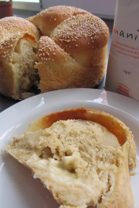 Pan brioche salato con pere e brie