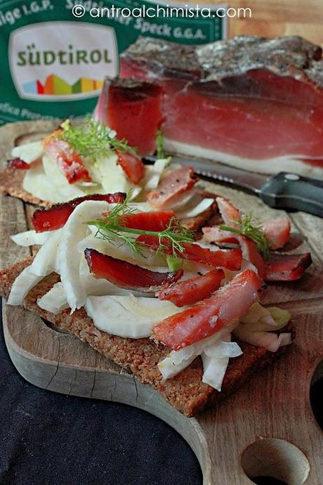 Crostino Integrale con Insalata di Finocchio e Speck Croccante