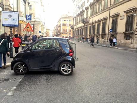 NON SIAMO IN GRADO DI SPOSTARE UNA MACCHINA IN SOSTA VIETATA, E VORREMMO ORGANIZZARE LE OLIMPIADI? FIGURA DI MERDA INTERCONTINENTALE (AMPIAMENTE PREVEDIBILE) ALLA MARATONA DI ROMA. MANCAVA SOLO IL SARCICCIARO...