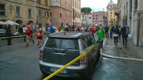 NON SIAMO IN GRADO DI SPOSTARE UNA MACCHINA IN SOSTA VIETATA, E VORREMMO ORGANIZZARE LE OLIMPIADI? FIGURA DI MERDA INTERCONTINENTALE (AMPIAMENTE PREVEDIBILE) ALLA MARATONA DI ROMA. MANCAVA SOLO IL SARCICCIARO...