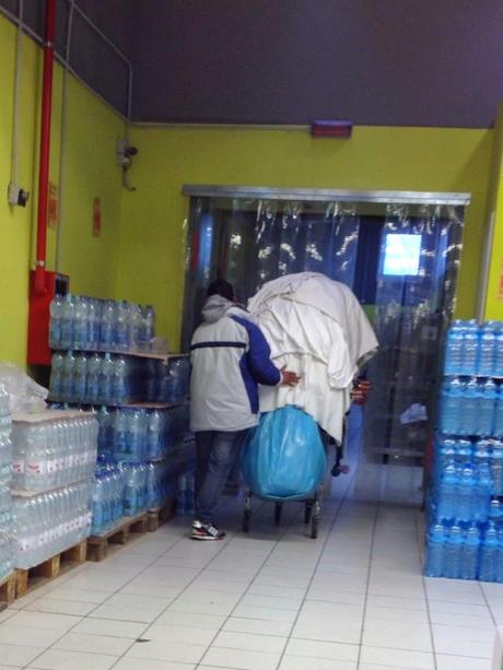 Piove. E la bancarella abusiva dove si ripara? Ma ovvio, nei reparti più igienicamente sensibili del vostro supermercato...