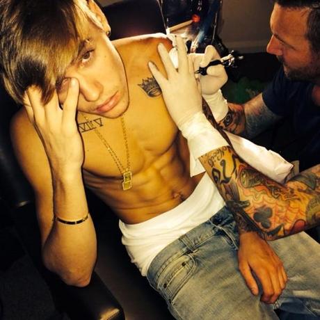 Un tatuaggio in volo per Justin Bieber.