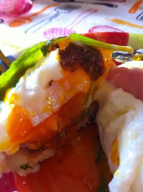 Uova in camicia su english muffin con crema al gorgonzola, rucola e tartufo bianchetto