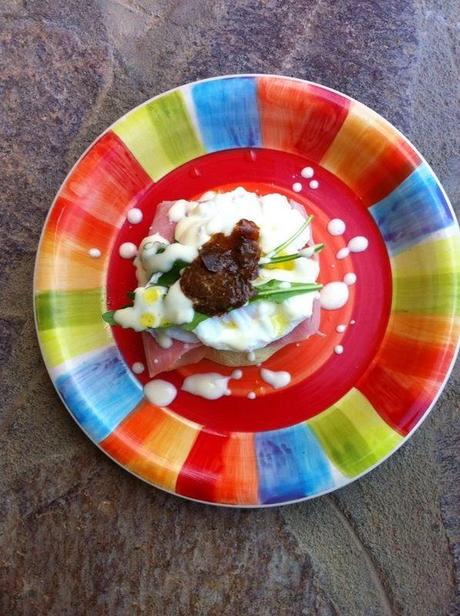 Uova in camicia su english muffin con crema al gorgonzola, rucola e tartufo bianchetto