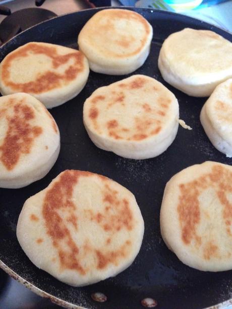 Uova in camicia su english muffin con crema al gorgonzola, rucola e tartufo bianchetto