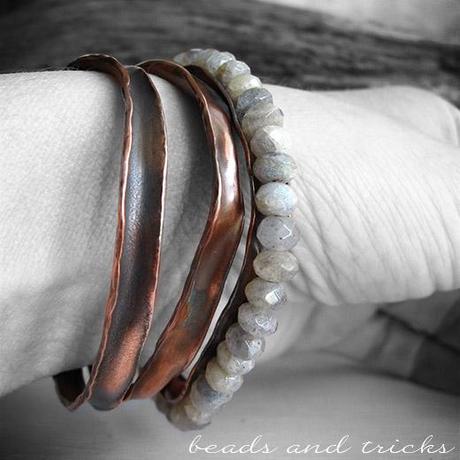 Un bracciale: rame forgiato e labradorite