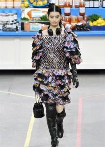 Paris Fashion Week febbraio 2014. Le novità dalla capitale francese. Chanel sfilate AI 2014 2015 mamme a spillo
