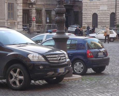 UN GARAGE DAVANTI A PALAZZO FARNESE, CON IL NULLA OSTA DEI PIZZARDONI! L'ALLUCINANTE SCENETTA - DEGNA DI UN FILM DI TOTO' - A CUI ABBIAMO ASSISTITO...