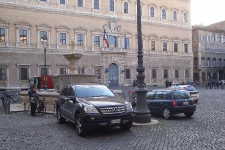 UN GARAGE DAVANTI A PALAZZO FARNESE, CON IL NULLA OSTA DEI PIZZARDONI! L'ALLUCINANTE SCENETTA - DEGNA DI UN FILM DI TOTO' - A CUI ABBIAMO ASSISTITO...