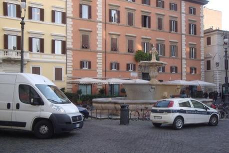 UN GARAGE DAVANTI A PALAZZO FARNESE, CON IL NULLA OSTA DEI PIZZARDONI! L'ALLUCINANTE SCENETTA - DEGNA DI UN FILM DI TOTO' - A CUI ABBIAMO ASSISTITO...