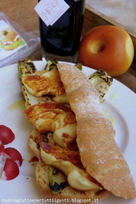 Baguette Panito senza glutine e senza lattosio farcita con Indivia belga e donuts di scamorza affumicata alla Sapa