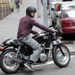 Gerard Butler in moto per le strade di Sydney (foto)