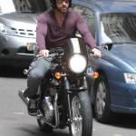 Gerard Butler in moto per le strade di Sydney01