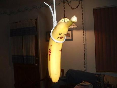 Quello di una banana non è mai un suicidio… siamo noi gli assassini!