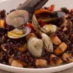 Ricette di pesce: riso venere ai frutti di mare