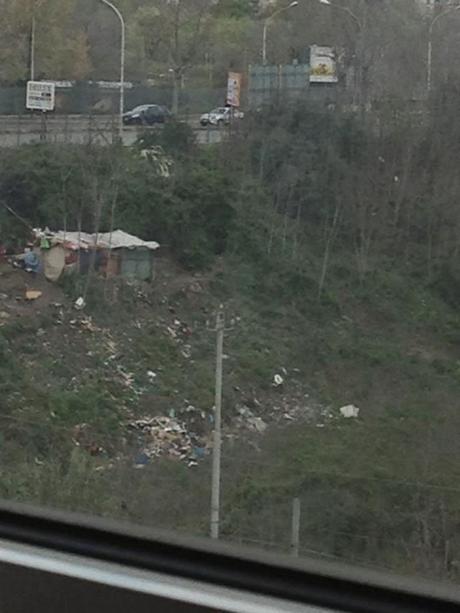 A PONTE DELLE VALLI CRESCE IL CAMPO ROM, E CON ESSO CRESCE ANCHE LA MONTAGNA DI IMMONDIZIA! NELL'INDIFFERENZA GENERALE!