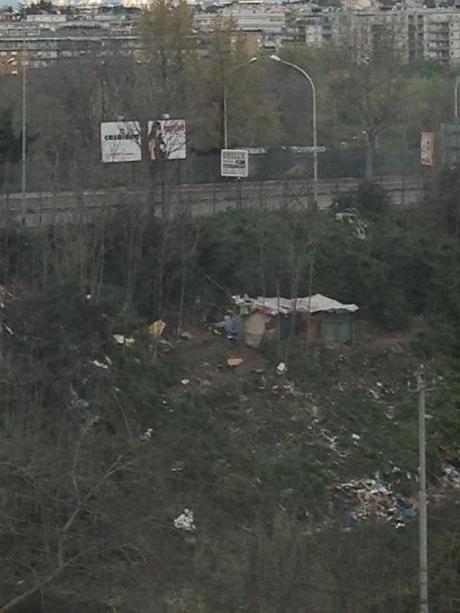 A PONTE DELLE VALLI CRESCE IL CAMPO ROM, E CON ESSO CRESCE ANCHE LA MONTAGNA DI IMMONDIZIA! NELL'INDIFFERENZA GENERALE!