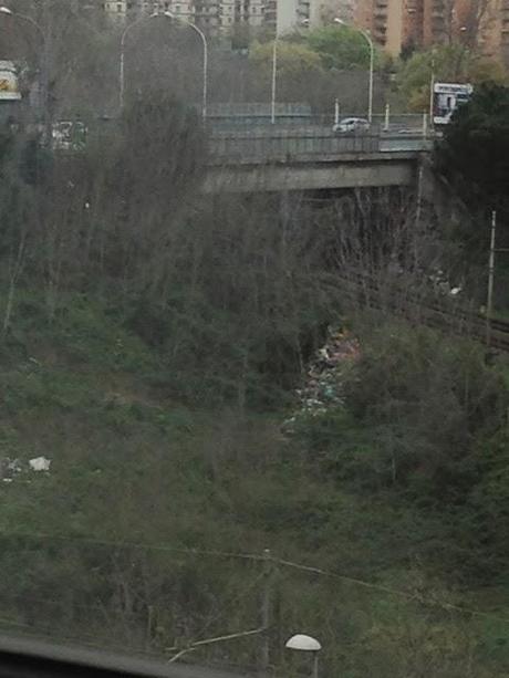 A PONTE DELLE VALLI CRESCE IL CAMPO ROM, E CON ESSO CRESCE ANCHE LA MONTAGNA DI IMMONDIZIA! NELL'INDIFFERENZA GENERALE!