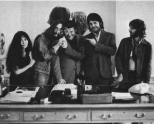 Da Eva a Ruby Rubacuori: donne che (si) fanno la storia John Lennon 3