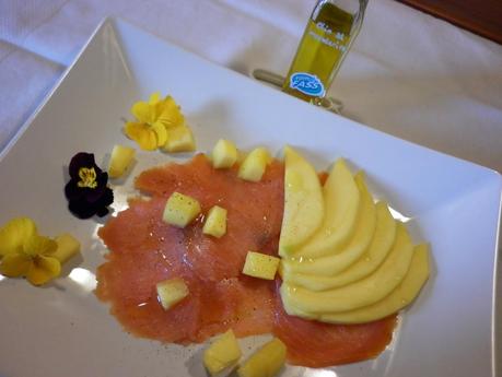 Salmone affumicato aromatizzato all'olio di mandarino  con cubetti di mango