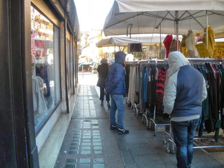 Commercio ambulante vergogna assoluta di Roma. Una lettera e delle foto dalla zona di Piazza Bologna per alcune riflessioni