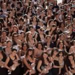 300 mamme in Cile allattano in pubblico per protesta03
