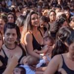 “La Gran Tetada”: 300 mamme in Cile allattano in pubblico per protesta (foto)