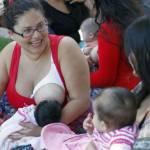 300 mamme in Cile allattano in pubblico per protesta09