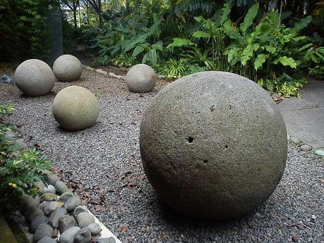 Stone_spheres_of_Costa_Rica._Museo_Nacional