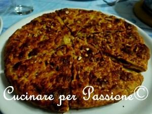 pizza di cipolle uvetta e acciughe