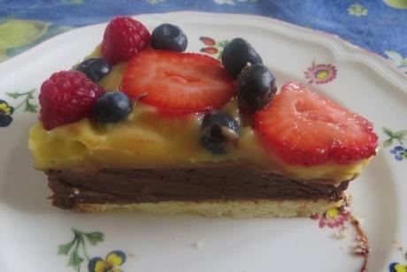 torta di cioccolato, crema e frutta