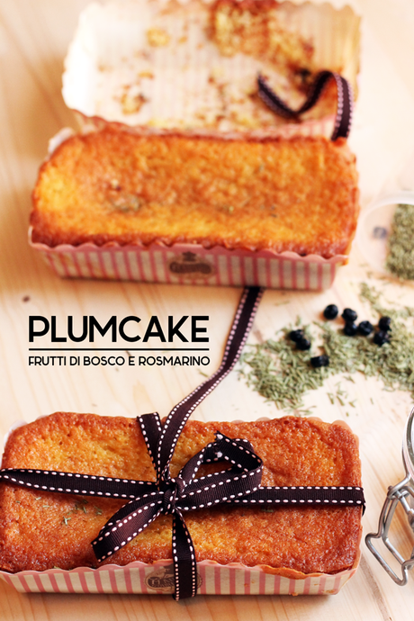 Plumcake al rosmarino e frutti di bosco pronti da gustare