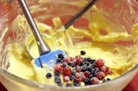 Preparazione dei plumcake al rosmarino e frutti di bosco