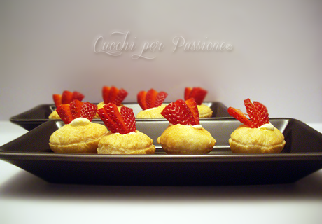 Pasticcini di Sfoglia con Crema al Mascarpone e Fragole