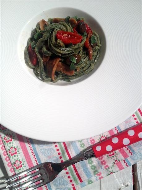 Taglierini verdi con zucchini di San Pasquale essiccati, pomodorini confit, olive e colatura d’alici.