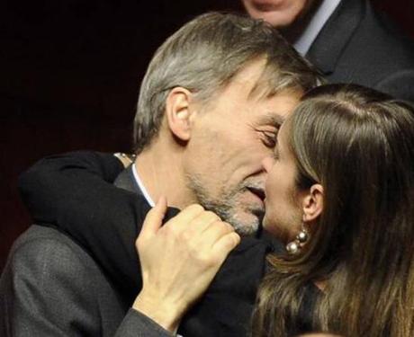 Il bacio e l’abbraccio tra Maria Elena Boschi e Delrio