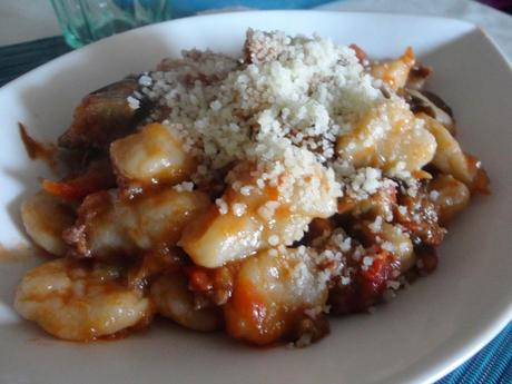 Gnocchi di farro al sugo di melanzane e salsiccia