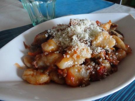 Gnocchi di farro al sugo di melanzane e salsiccia