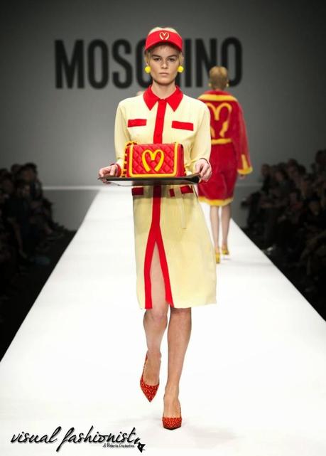 Moschino con Jeremy Scott: la moda fast fashion in stile McDonald è la rivoluzione